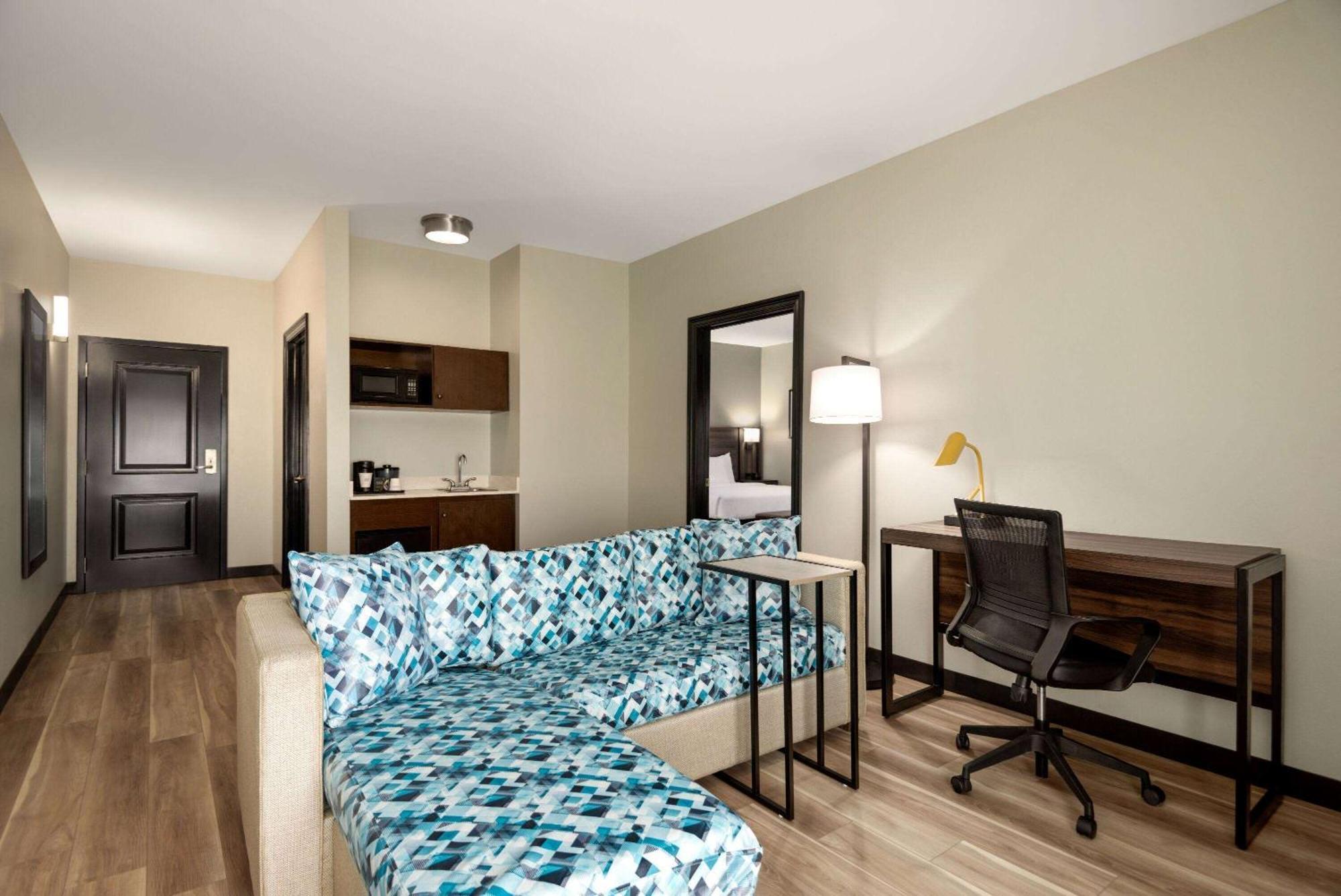 La Quinta By Wyndham Gonzales La Hotel Buitenkant foto